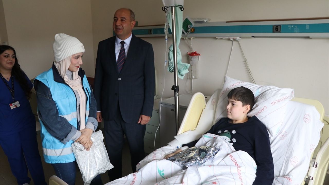 Çankırı Üniversite Öğrencilerinden Hastanedeki Çocuklara Bayram Müjdesi