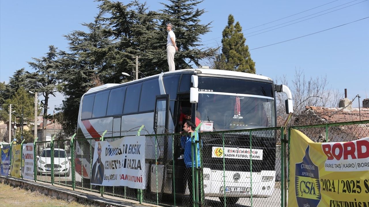 Cezalı Antrenör Pınar Konca Takımını Otobüsten Yönetti