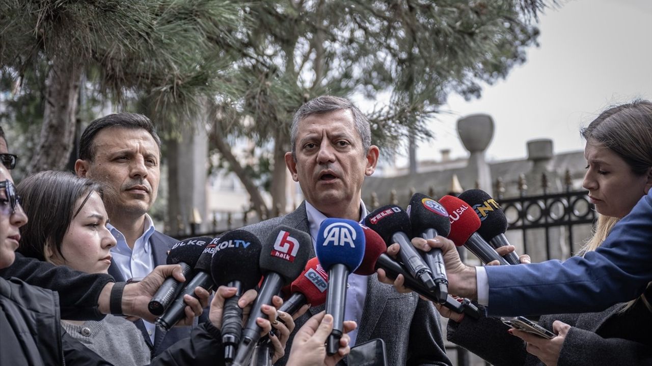 CHP Genel Başkanı Özel, Şehzadebaşı Camisi'nde Tahribat İncelemesi Yaptı