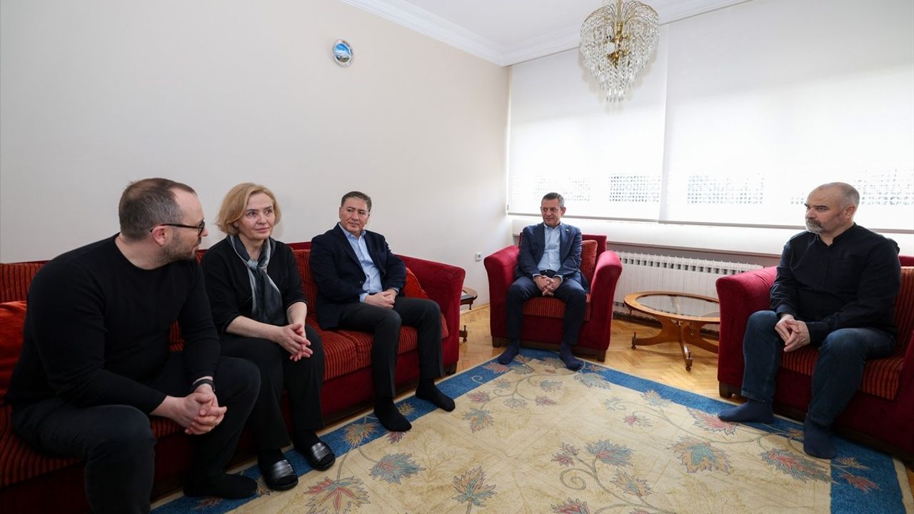 CHP Genel Başkanı Özgür Özel'den Gazetecilere Taziye Ziyareti