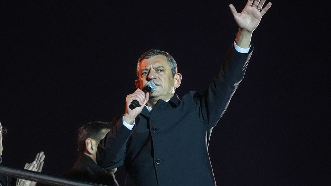 CHP Genel Başkanı Özgür Özel, İBB Önünde Vatandaşlara Seslendi