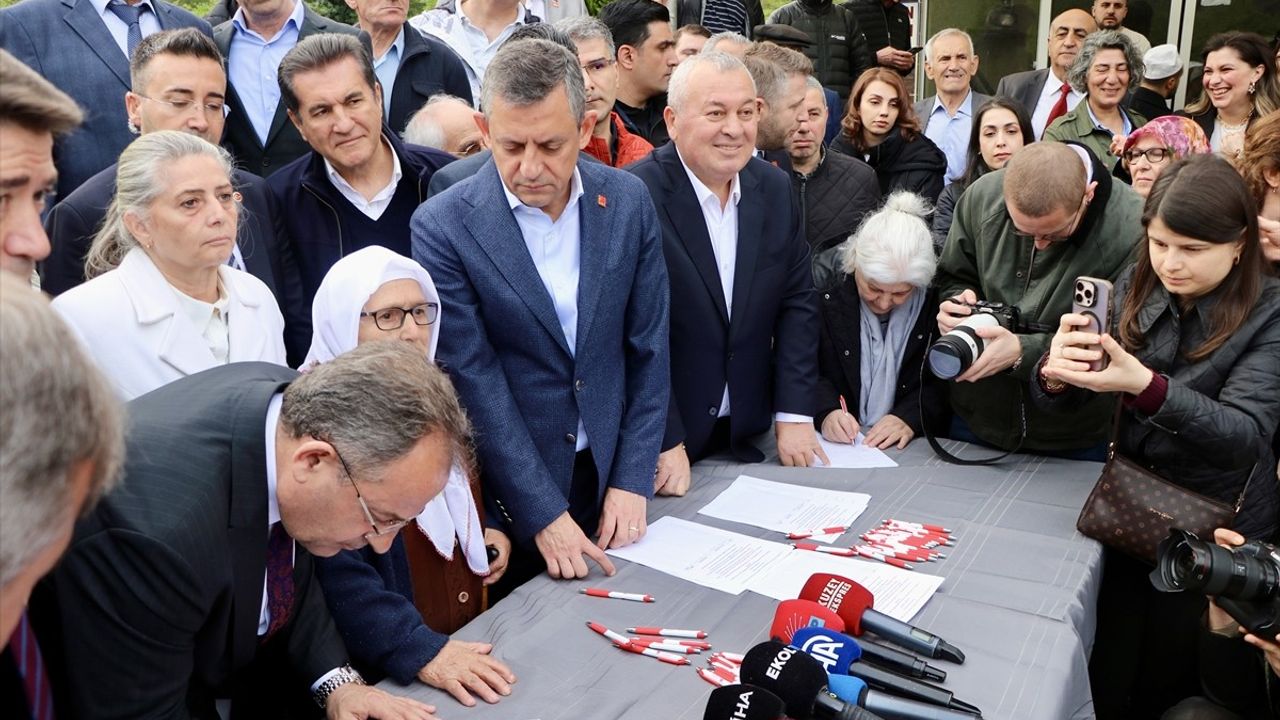 CHP Genel Başkanı Özgür Özel, İmamoğlu için İmza Kampanyası Başlattı