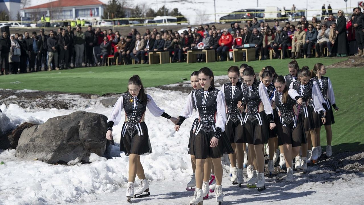 Çıldır Gölü'nde Senkronize Buz Pateni Şovu ile Kadınlar Günü Kutlandı