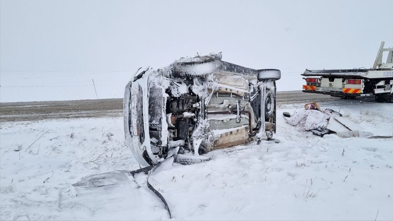 Çorum'da Hafif Ticari Araç ile Minibüs Çarpıştı, 2 Yaralı