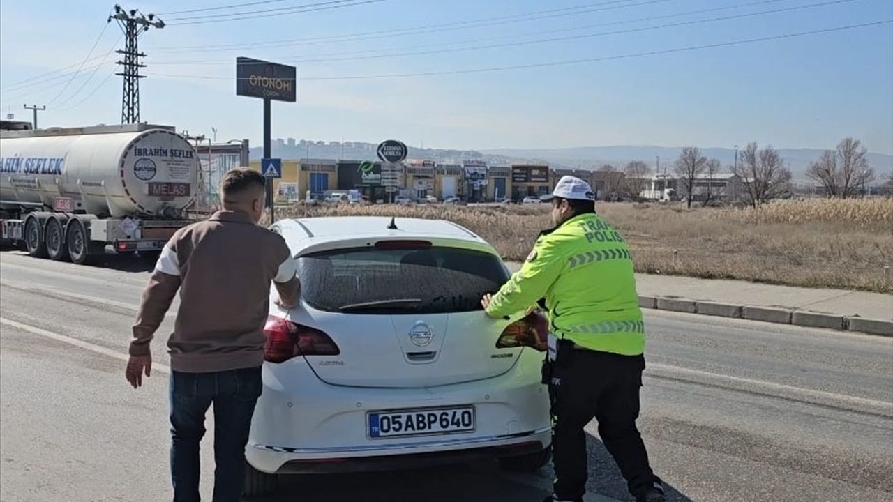 Çorum'da İki Otomobil Çarpıştı: 4 Yaralı