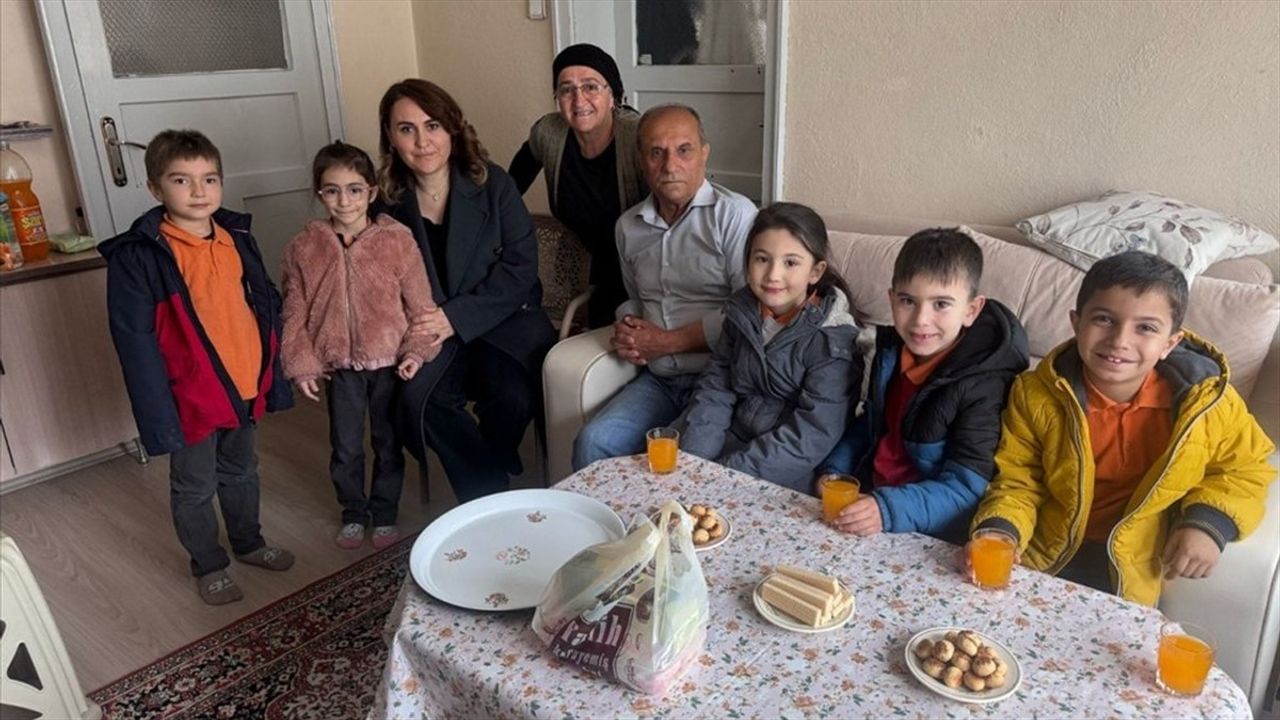 Çorum'da Öğrencilerden Anlamlı Ziyaret: Yalnız Yaşayan Yaşlılar Unutulmadı