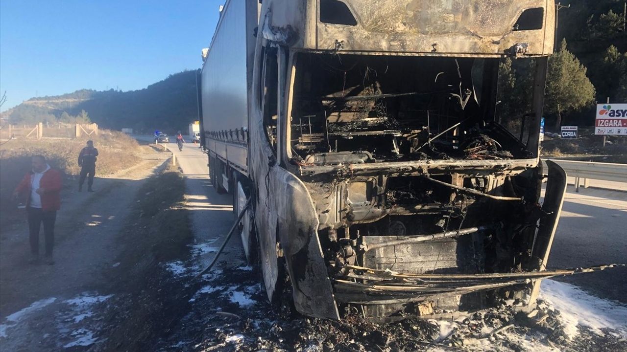 Çorum'da Seyir Halindeki Tır Yandı, Kullanılamaz Hale Geldi