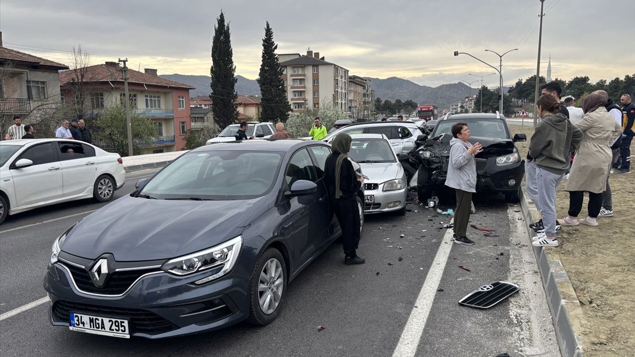 Çorum’da Zincirleme Trafik Kazası: 4 Yaralı