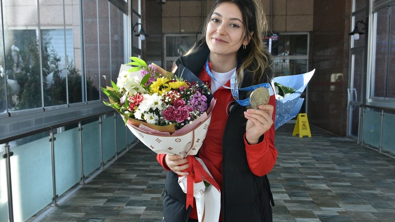 Damla Köse, Avrupa İkincisi olarak Erzurum'da Çiçeklerle Karşılandı