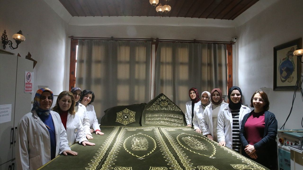 Danişment Melik Ahmet Gazi Türbesi'nde 2,5 Yılda Tamamlanan Püshideyle Tarihe Duygu Katıldı