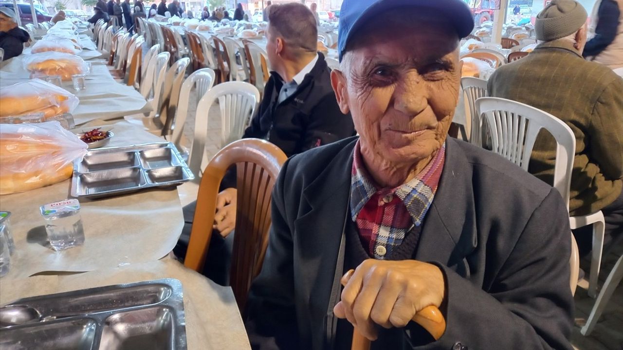 Denizli'de Mahalle Sakinleri İftar Sofrasında Buluşuyor