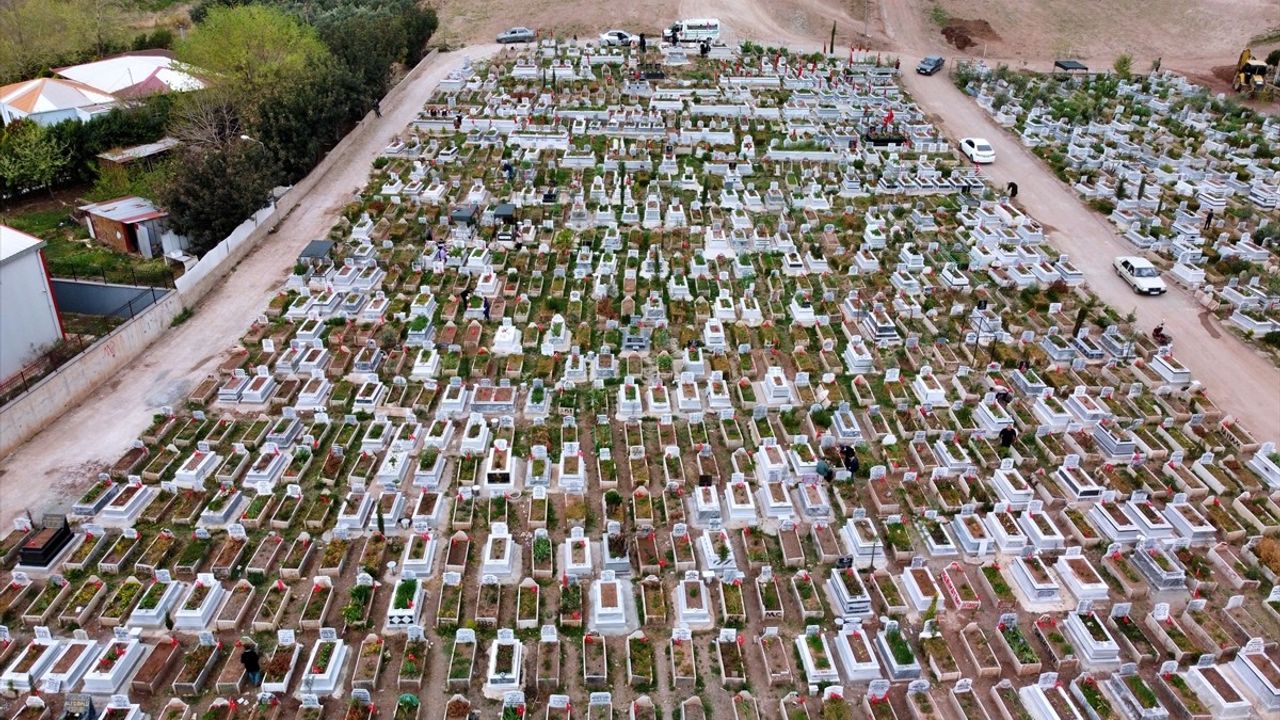 Depremzedeler Ramazan Bayramı'nda Mezarlıklara Ziyaret Gerçekleştirdi