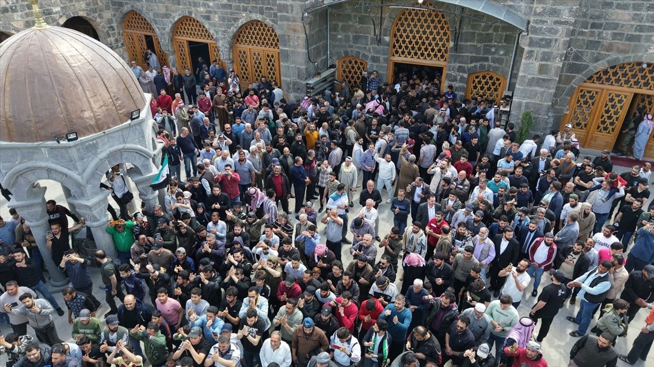 Dera'da İsrail Saldırılarında Hayatını Kaybedenler İçin Cenaze Töreni Düzenlendi