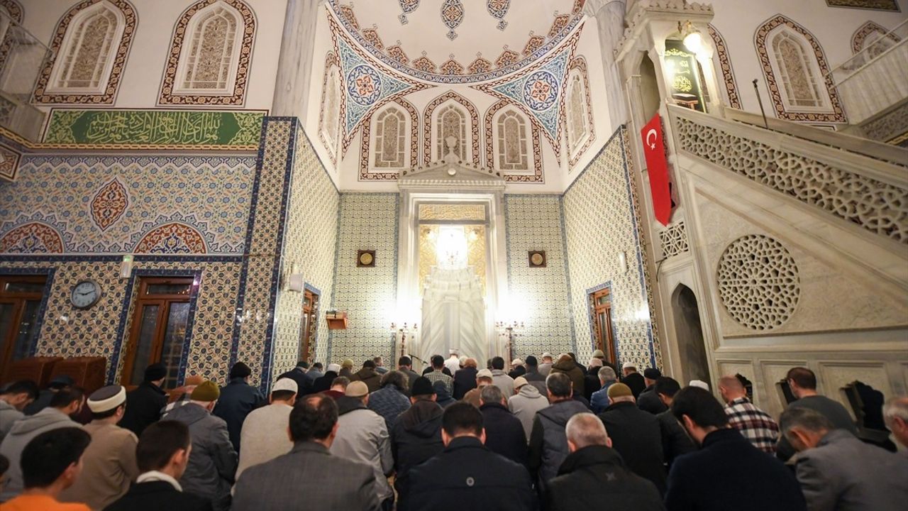 Diyanet İşleri Başkanı Ali Erbaş, İstanbul'da Teravih Namazı Kıldırdı
