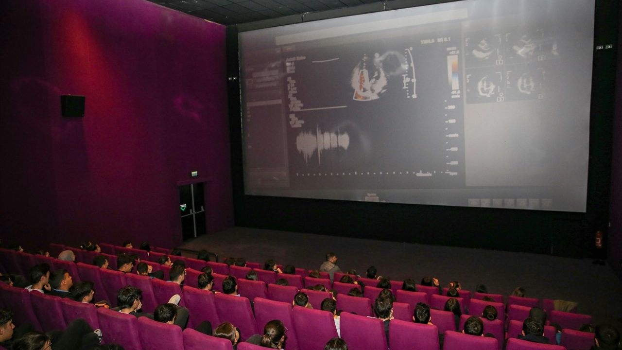 Diyarbakır'da Öğrenciler 'Ufkun Ötesinde' Belgeselini İzledi