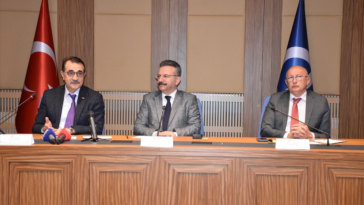 Dönmez, Eskişehir'de Yapay Zeka Panelinde Geleceği Konuştu