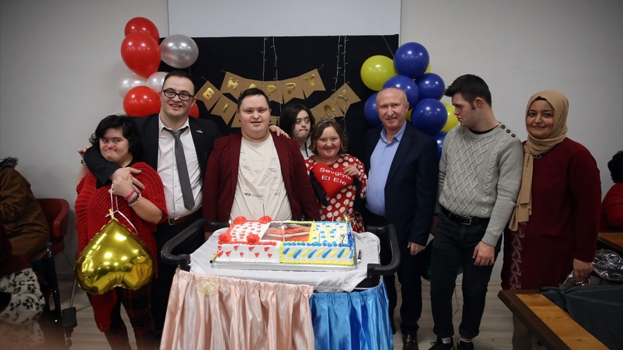 Down Sendromlu İkizler Özge ve Berke’nin Doğum Günü Kutlaması