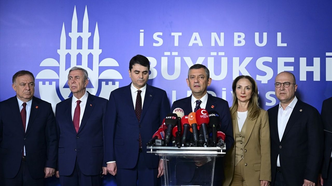 DP Genel Başkanı Gültekin Uysal, İBB'yi Ziyaret Etti