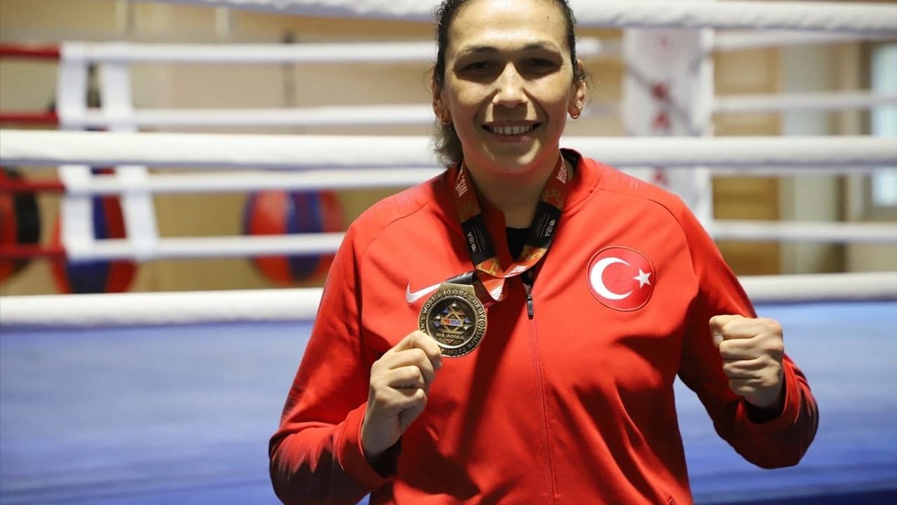 Dünya Üçüncüsü Boksör Elif Güneri, Karabük'te Coşkulu Düello ile Karşılandı
