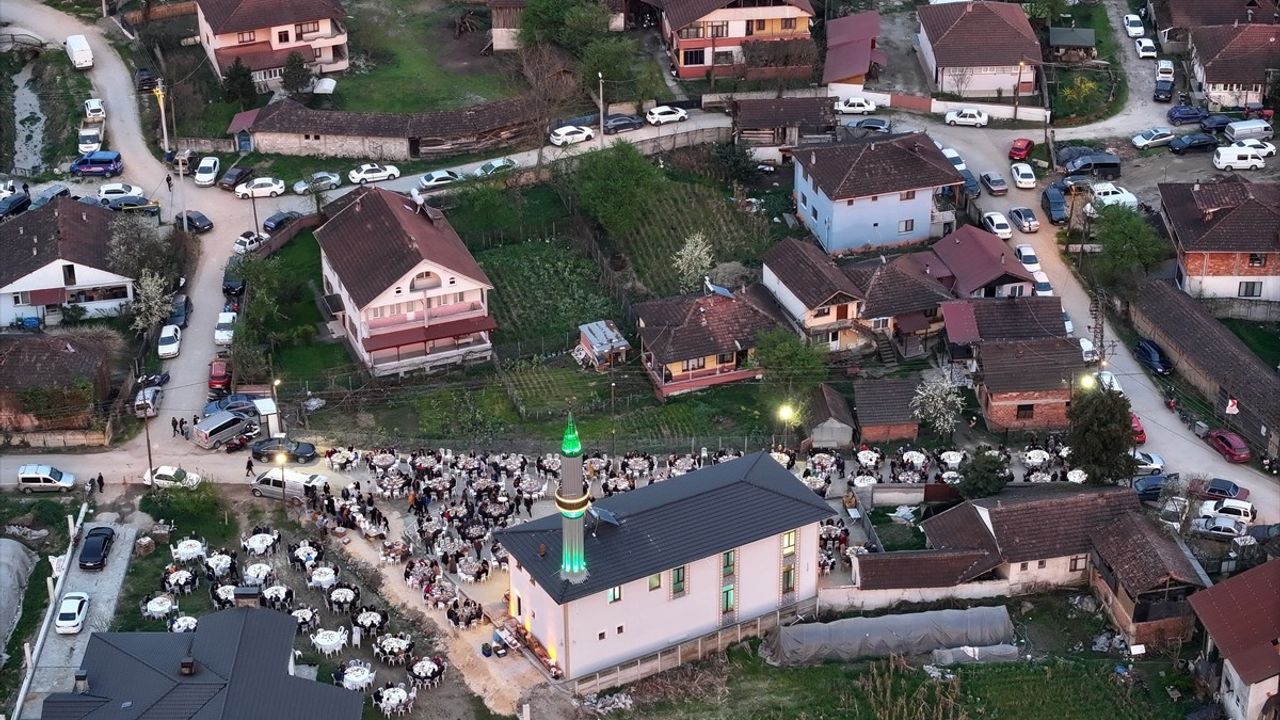 Düzce'de Depremden Sonra Yeniden İnşa Edilen Cami İbadete Açıldı
