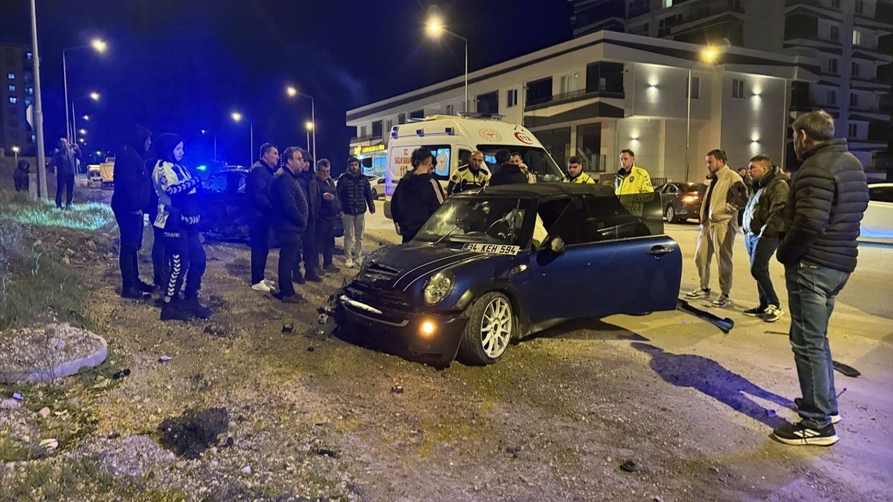 Edirne'de İki Araç Çarpıştı: 4 Yaralı