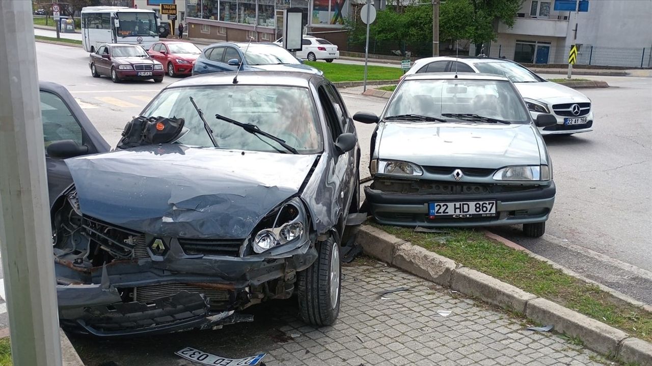 Edirne'de Kavşakta İki Araç Çarpıştı: 3 Yaralı
