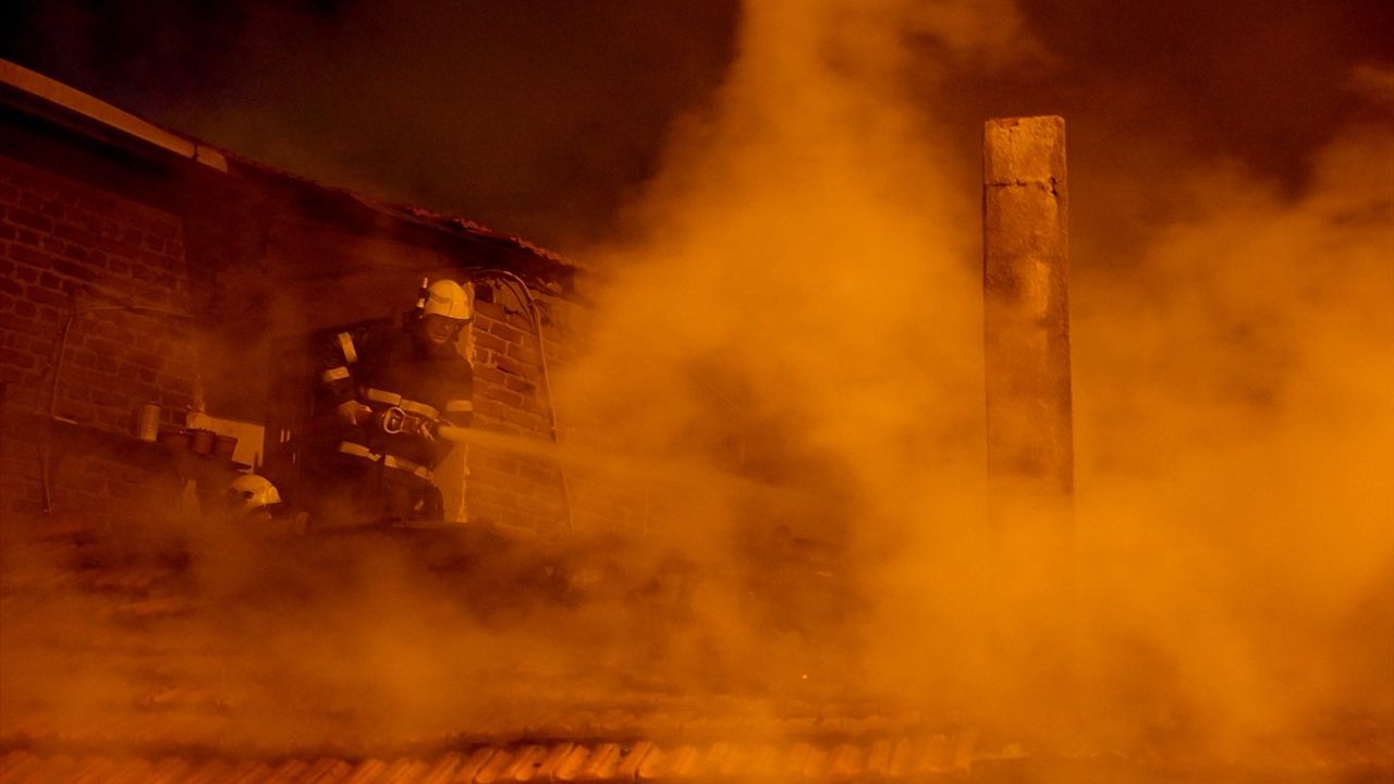 Edirne'de Yangın: İki Müstakil Ev Harabeye Döndü