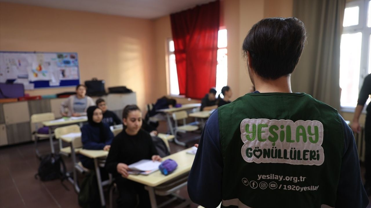 Edirne'de Yeşilay Haftası Kapsamında Okullarda Bilinçlendirme Eğitimi