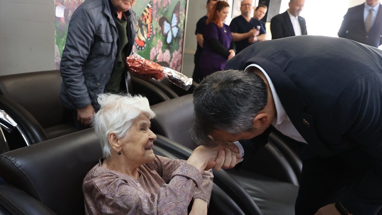 Edirne Valisi Sezer'den Huzurevi Ziyareti: Duygu Dolu Anlar