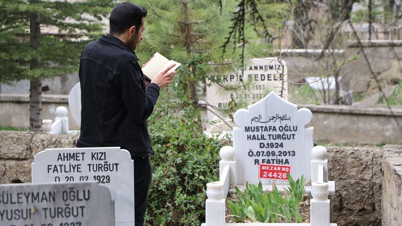 Elazığ'da Ramazan Bayramı Öncesi Mezarlık Ziyaretleri Yoğunlaştı