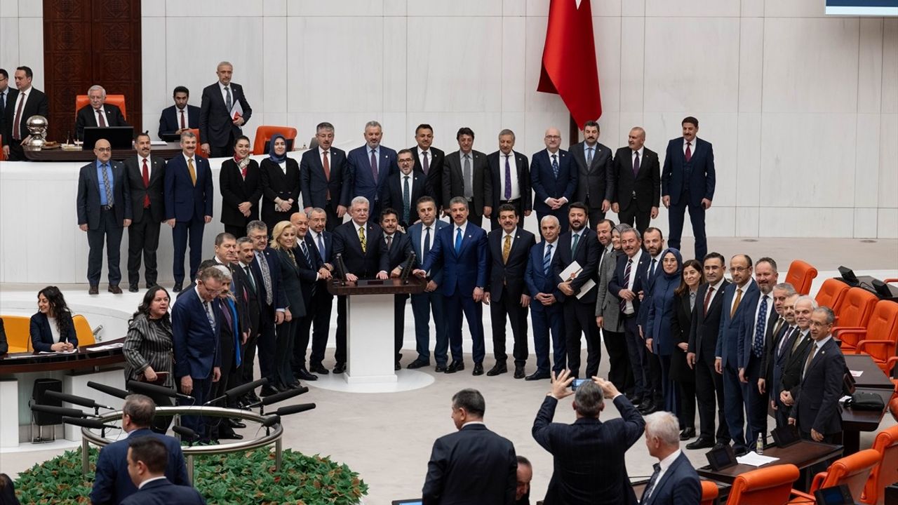 Emekli Bayram İkramiyesi 4.000 TL'ye Yükseldi: TBMM'den Yeni Düzenlemeler