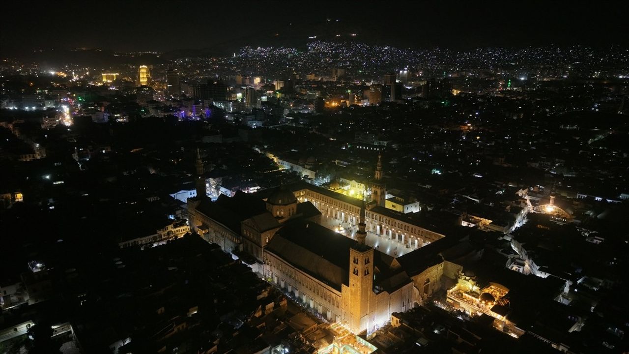 Emevi Camisi'nde Kadir Gecesi Coşkusu