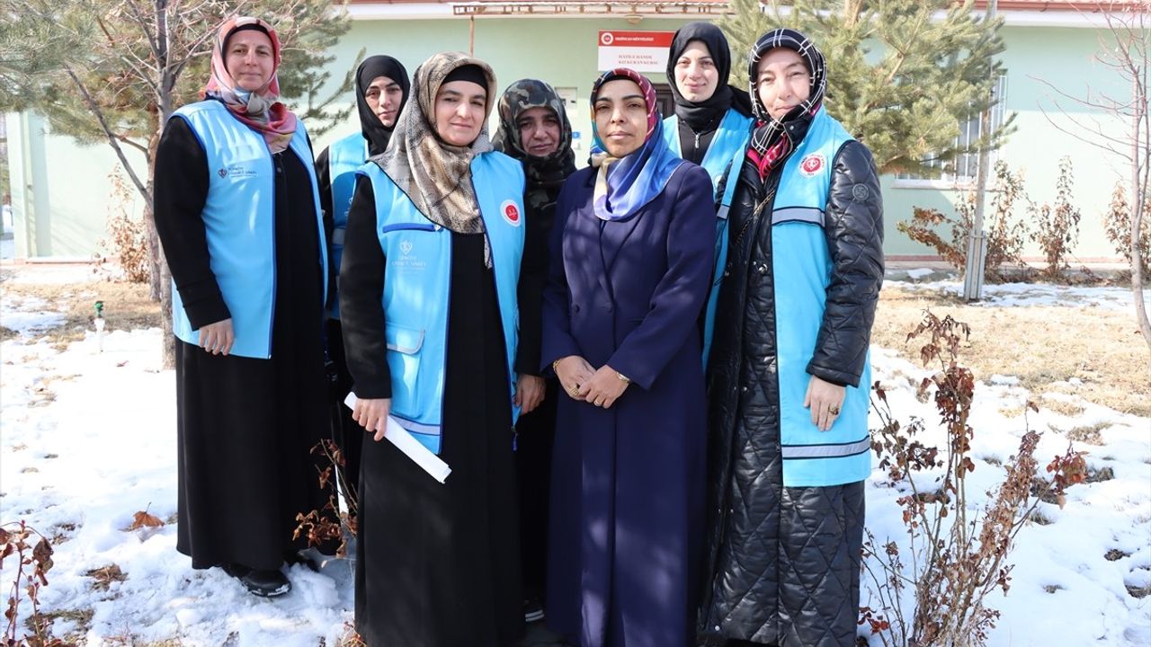 Erzincan'da Gönüllü Kadınlardan Nişanlı Çiftlere El Emeği Çeyiz Desteği