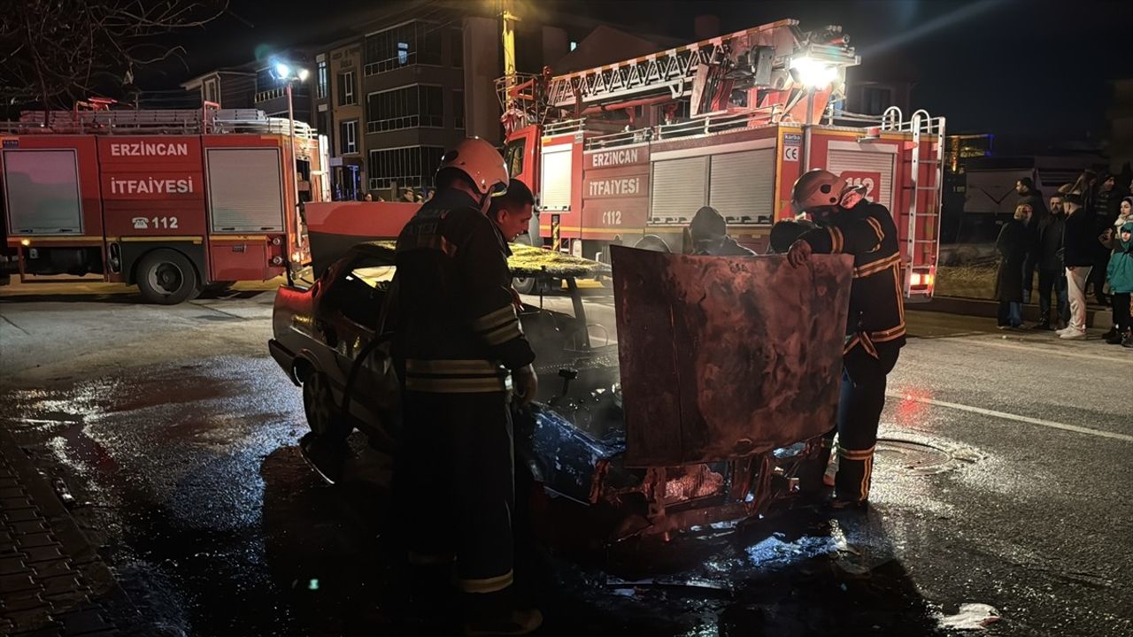 Erzincan'da Seyir Halindeyken Otomobil Alev Aldı
