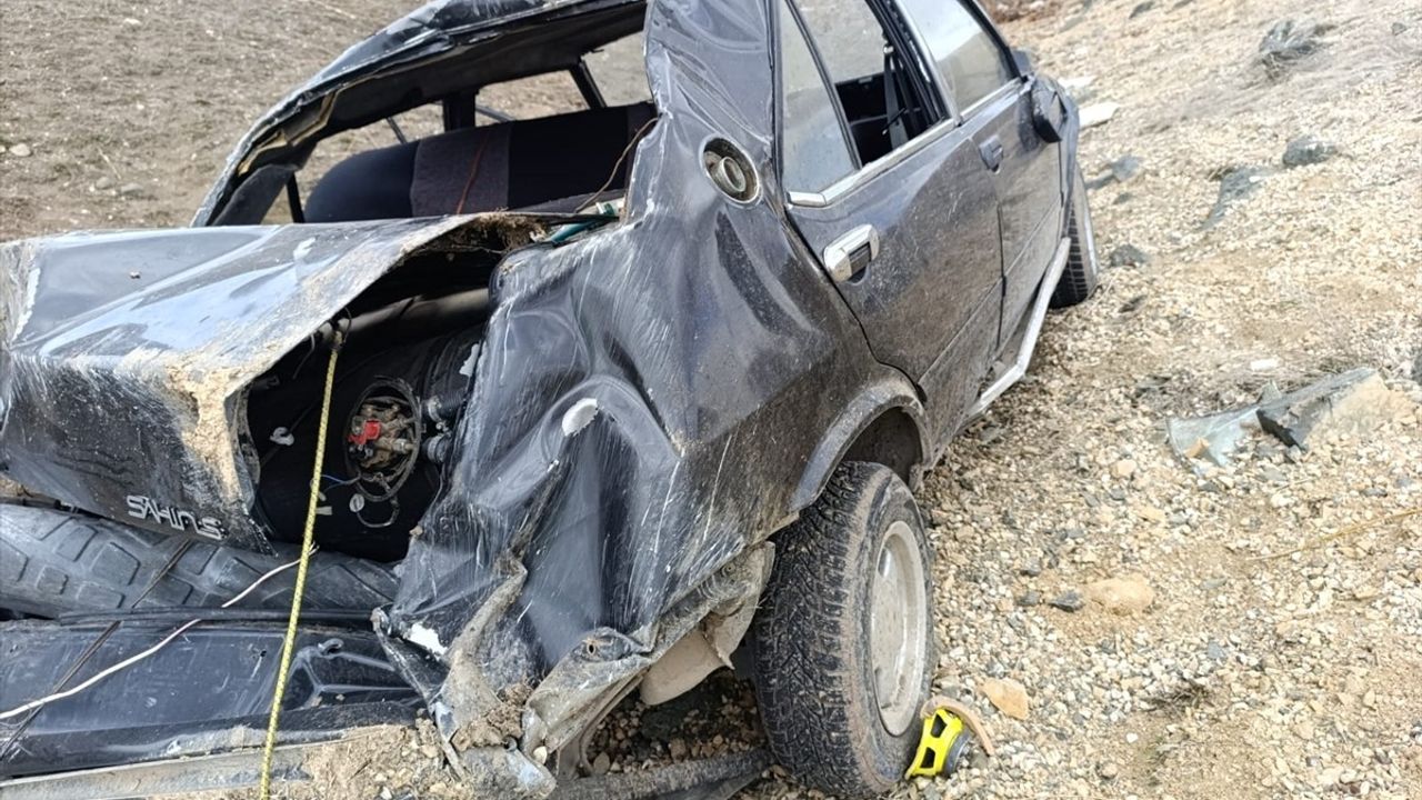 Erzurum'da Şarampole Devrilen Otomobilde Trafik Kazası: Sürücü Hayatını Kaybetti, 2 Yaralı