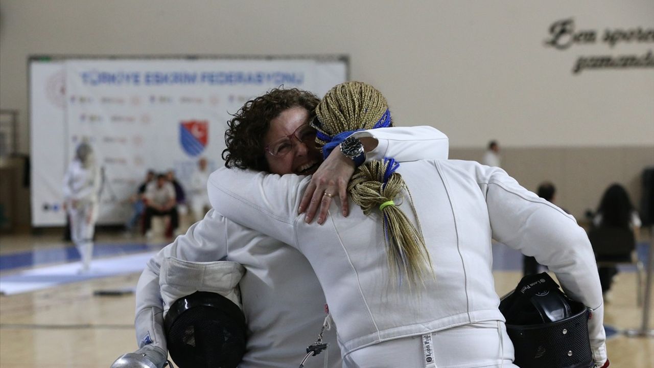 Eski Milli Eskrimci Figen Heper, 30 Yıl Sonra Altın Madalyayla Döndü