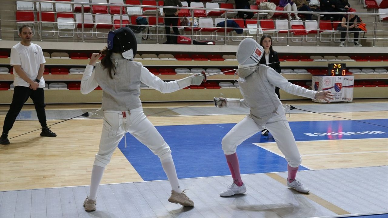 Eskişehir'de Okul Sporları Eskrim Türkiye Şampiyonası Başladı