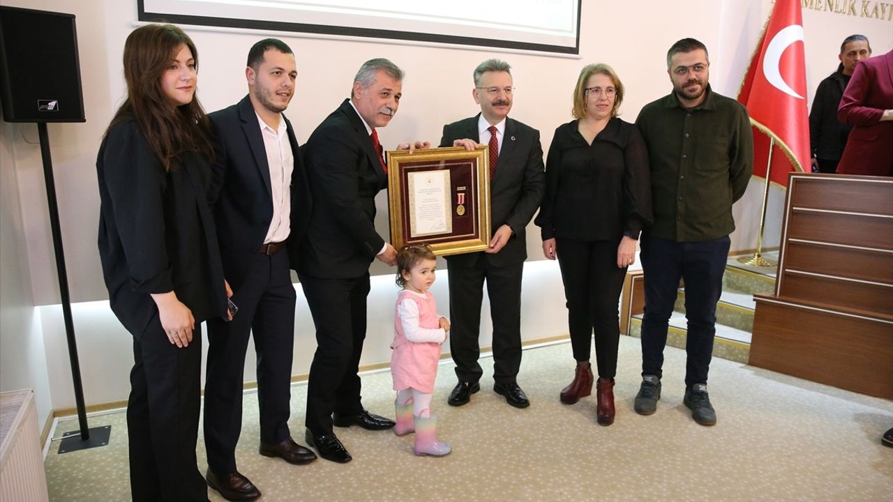 Eskişehir'de Şehit Aileleri ve Gazilere Devlet Övünç Madalyası Takdim Edildi