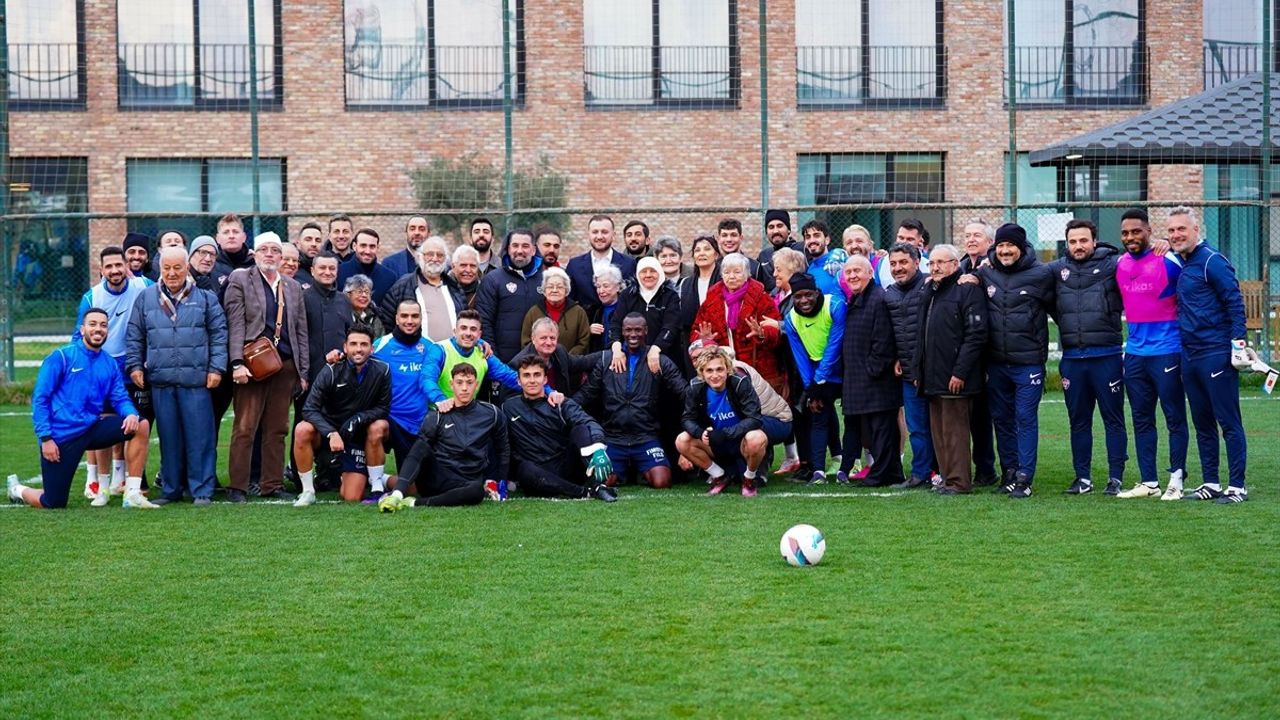 Eyüpspor, Yaşlılar Haftası'nda Huzurevi Sakinlerini Misafir Etti