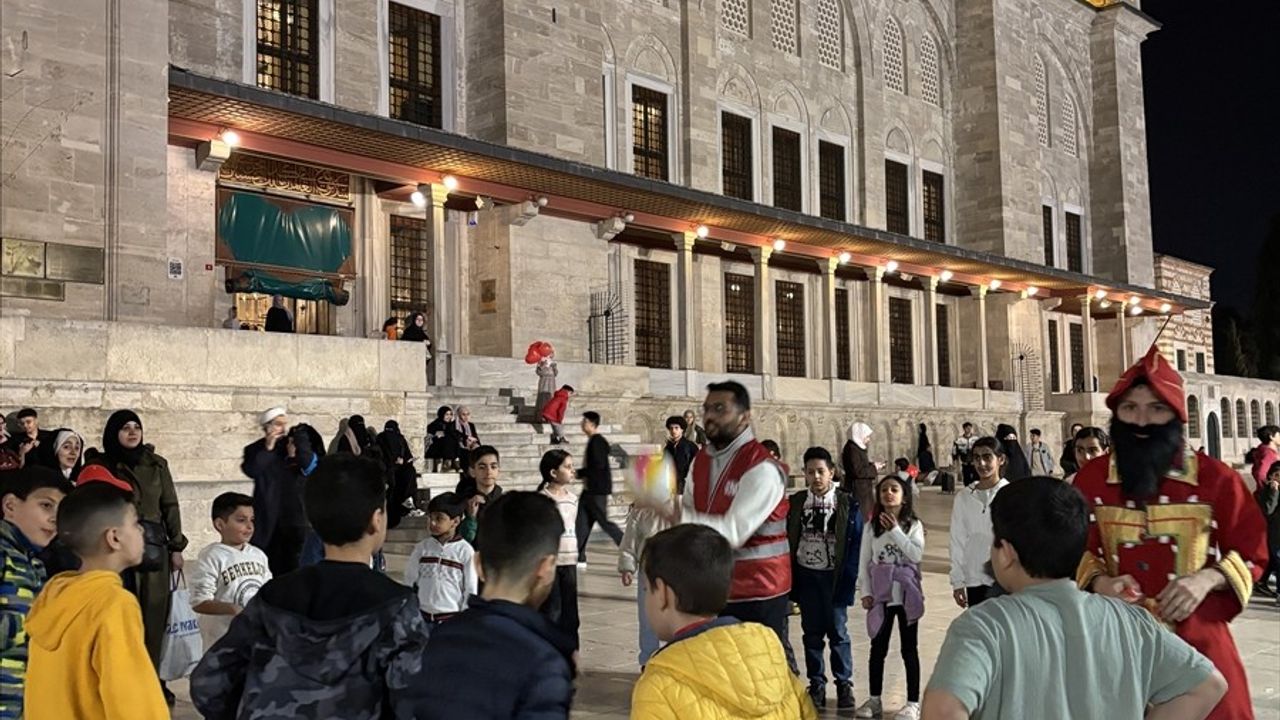 Fatih Camii'nde Çocuklar İçin Coşkulu Ramazan Şöleni
