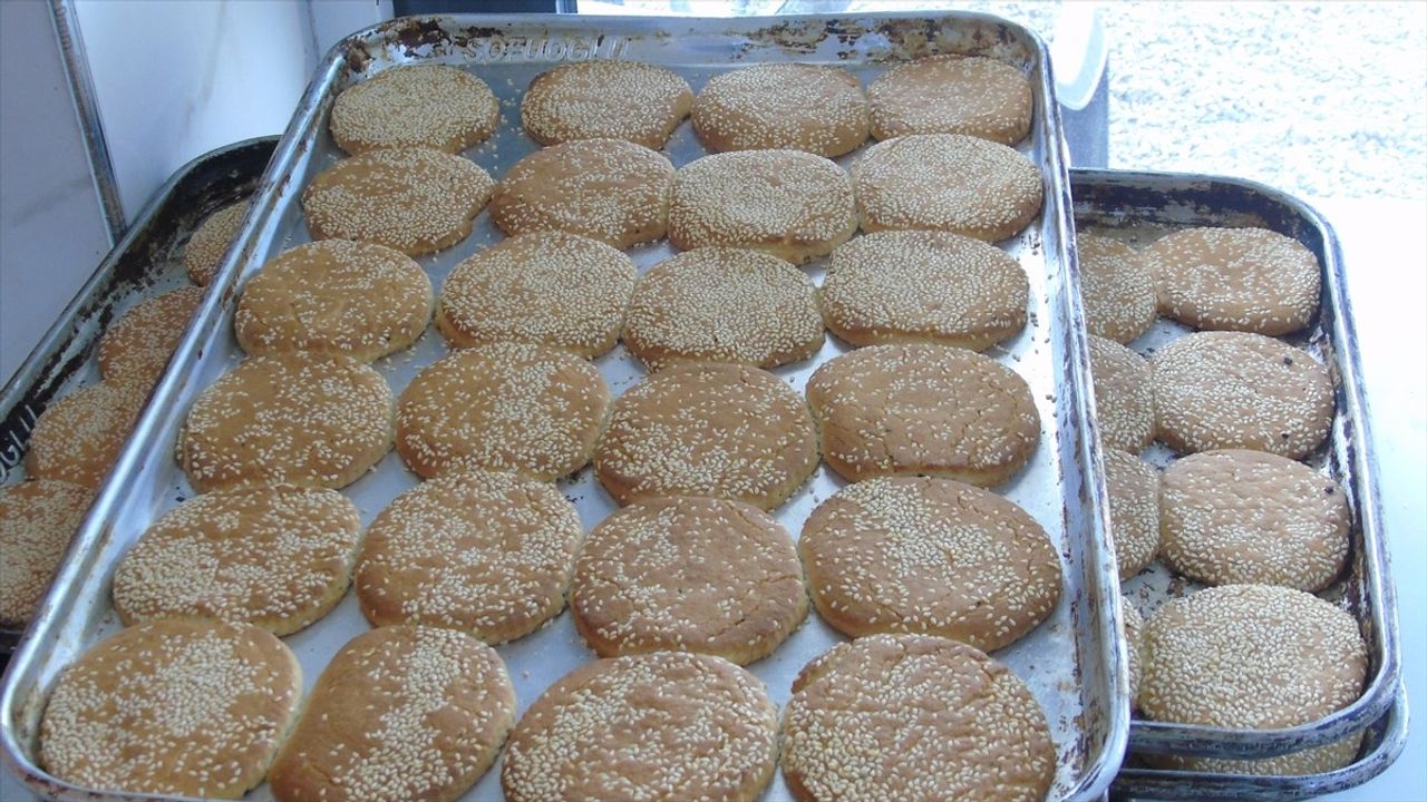 Gaziantep'te Geleneksel Bayram Kömbesi Yapımı Devam Ediyor