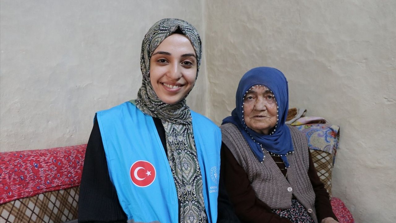 Gençler Ramazan’da Yaşlıların Sofralarını Şenlendiriyor