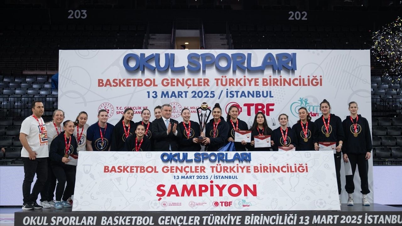 Gençlik ve Spor Bakanı Osman Aşkın Bak, Basketbol Gelişim Merkezi'nde Gösteri Maçına Çıktı