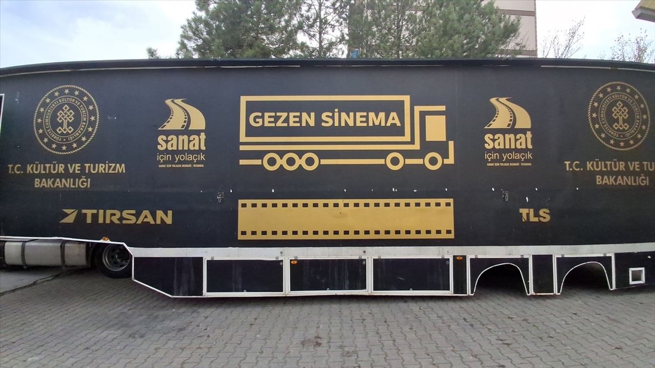 Gezen Sinema Tırı, Beypazarı'nda Çocuklara Sinema Keyfi Yaşattı