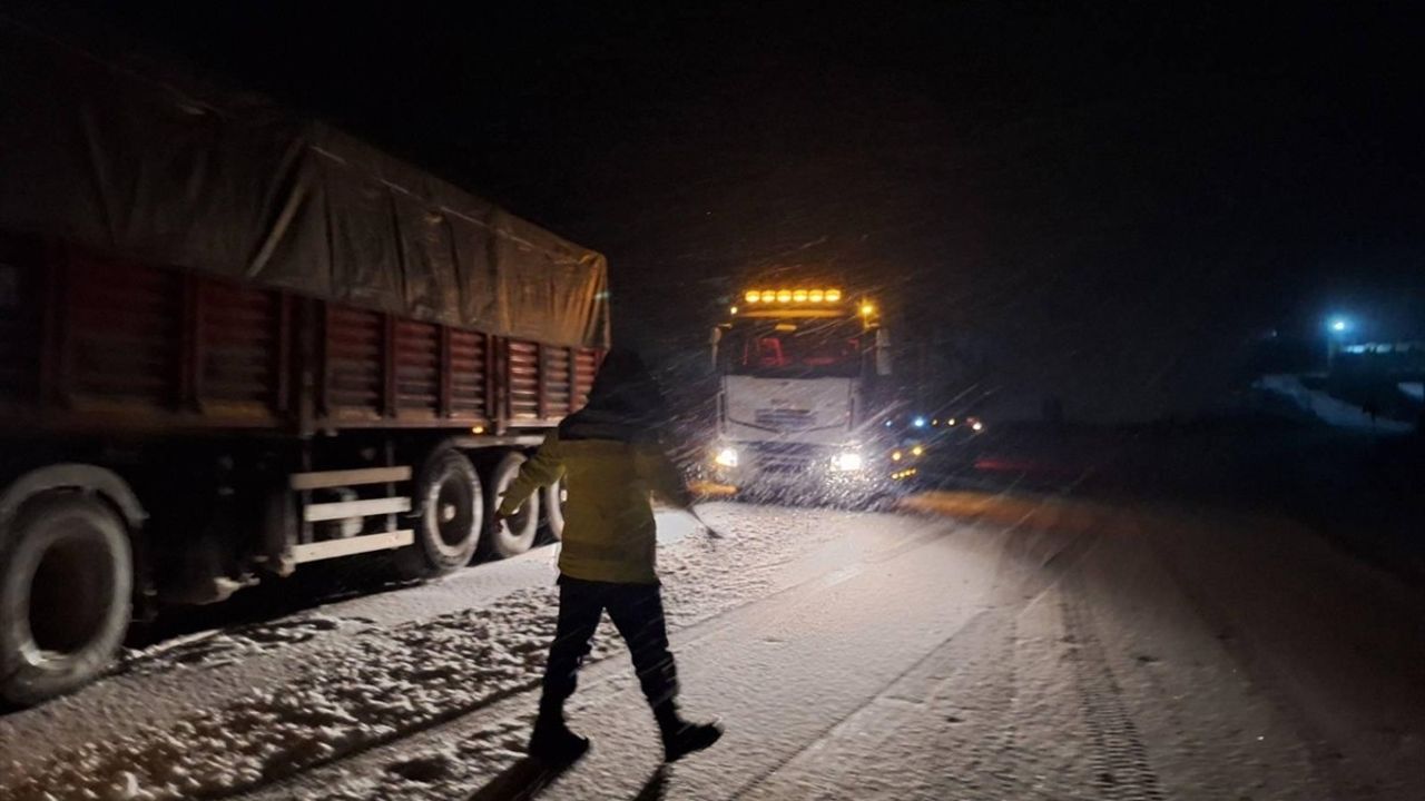 Gümüşhane'de Kar ve Tipi Ulaşımda Aksamalar Yarattı
