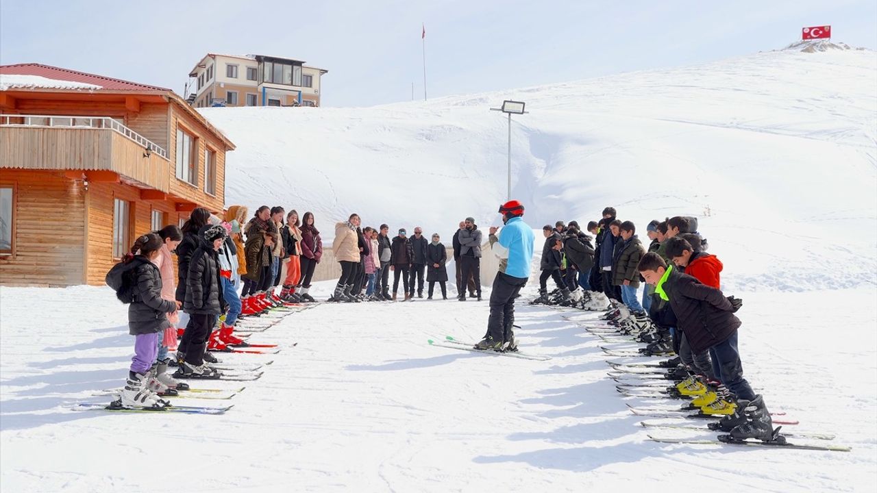 Hakkari'de Çocuklar Kayakla Geleceğe Yürüyor