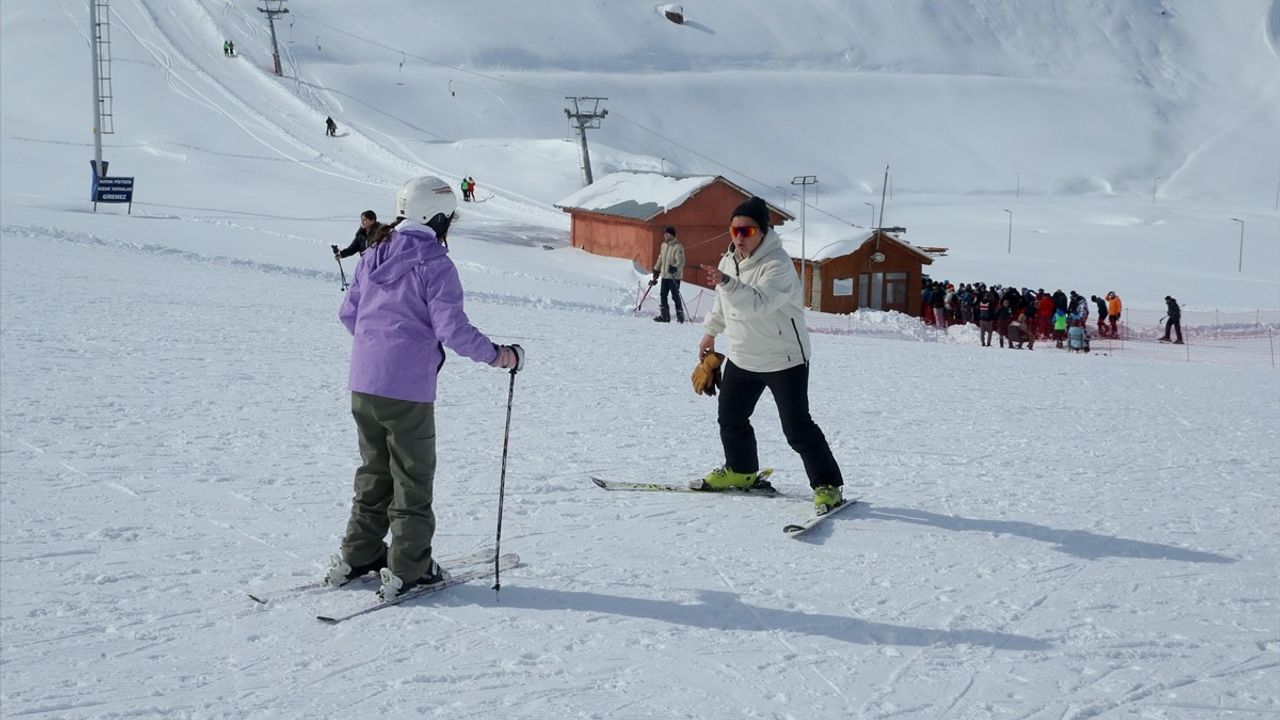 Hakkari'de kadın antrenör, genç kayakçıları yetiştiriyor