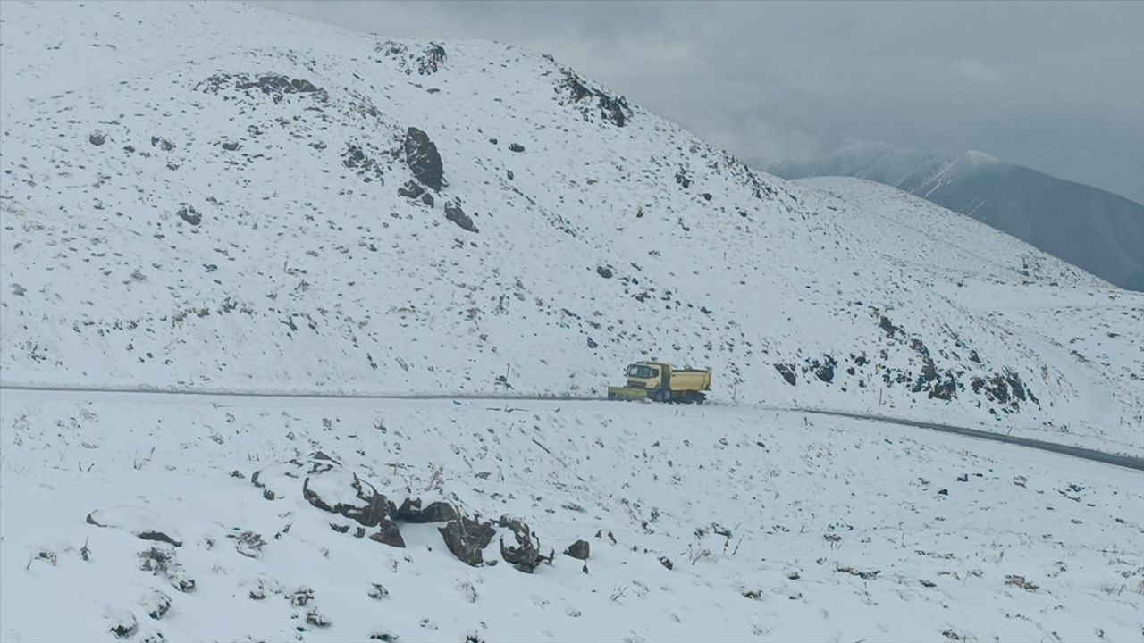 Hakkari'de Kapanan Durankaya ve Mergabütan Kayak Merkezi Yolu Ulaşıma Açıldı