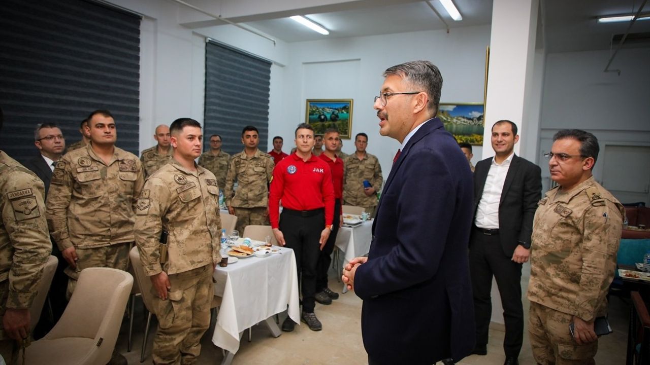 Hakkari Valisi Çelik, Jandarma Personeli ile İftar Yemeği Düzenledi