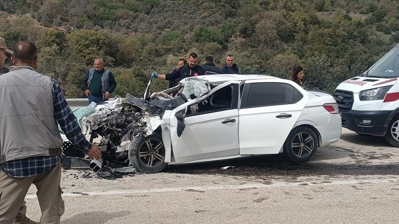 Hatay'da Korkunç Kaza: Otomobil Hafriyat Kamyonuna Çarptı